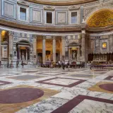 Intérieur du Panthéon de Rome, avec son sol marbré et ses colonnes imposantes. La durée de la visite est souvent courte, mais l'émerveillement est immense.