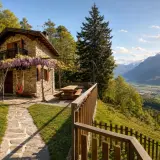 Charmante maison en pierre avec hamac et vue panoramique sur la vallée, idéale pour une location vacances Lombardie.