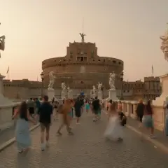 Pont Saint-Ange à Rome, avec le château en arrière-plan. Les tarifs pour visiter le château Saint-Ange à Rome sont abordables.