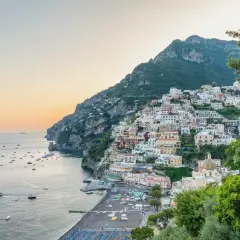 Vue panoramique de Positano, joyau de la côte amalfitaine, en Italie. Les maisons colorées s'accrochent à la falaise, face à la mer scintillante.
