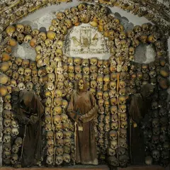 La crypte des capucins, un ossuaire macabre orné de milliers de crânes et d'ossements, avec des moines momifiés en tenue monastique.