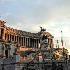 Monument imposant à Rome, idéal pour une visite avec un audioguide Rome gratuit. Le soleil couchant illumine la façade.