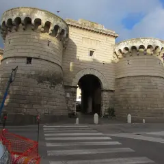 Porte monumentales de Velletri, avec des tours rondes et un arc imposant.