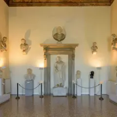 Salle du musée archéologique de Venise, avec bustes romains et statue centrale.