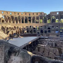 Intérieur du Colisée, vestiges de l'arène et des gradins. Un pont en bois traverse l'espace. Vérifiez l'horaire du Colisée pour votre visite.