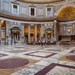 Intérieur du Panthéon de Rome, avec son sol marbré et ses colonnes imposantes. La durée de la visite est souvent courte, mais l'émerveillement est immense.