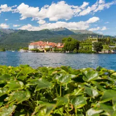 Vue d'une île avec un palais et des jardins luxuriants sur un lac, avec des montagnes en arrière-plan, dans le Piémont, Italie.
