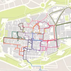 Plan de circulation coloré dans le centre historique de Lucca, indiquant les sens uniques et les itinéraires piétons.
