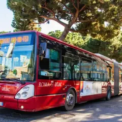 Bus rouge 40 en direction de Termini, une bonne option pour rejoindre le Vatican depuis la gare.