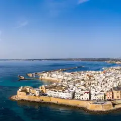 Vue aérienne de Gallipoli, joyau des Pouilles, avec ses maisons blanches et son château sur la mer Adriatique.