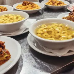 Un festin de pâtes et de charcuterie dans un restaurant de Bologne. Lasagnes, tortellinis en bouillon, tagliatelles à la bolognaise et assiette de jambons.