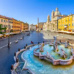Fontaine de Neptune et bâtiments colorés sur la Piazza Navona, un matin de septembre à Rome.