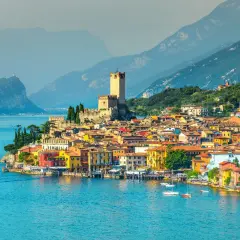 Vue pittoresque de Malcesine, un village italien coloré au bord du lac de Garde, dominé par un château médiéval.