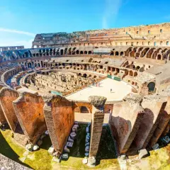 Vue intérieure du Colisée de Rome, un site historique impressionnant. Le prix de la visite est abordable pour découvrir ce monument.