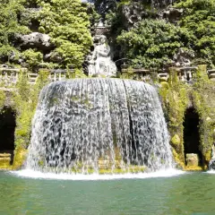 Magnifique cascade et statues dans un jardin luxuriant, une invitation à visiter Tivoli.