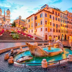 Fontaine de la Barcaccia et escalier de la Trinité-des-Monts, un tableau idyllique de Rome en mai, baigné par la lumière dorée du crépuscule.
