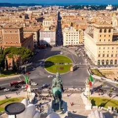 Vue aérienne de la Piazza Venezia à Rome, avec le monument à Victor-Emmanuel II et le trafic animé.