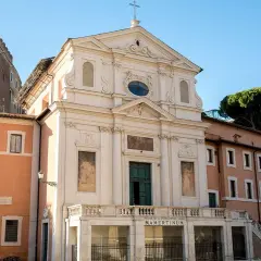 Façade d'une église à Rome, avec l'inscription "MAMERTINUM" visible, rappelant la prison Mamertine.