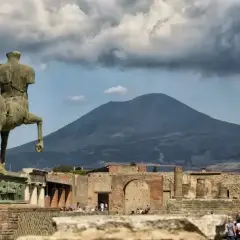 Statue équestre antique à Pompéi, avec le Vésuve en arrière-plan. Une visite de Pompéi inoubliable.