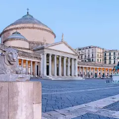 La Piazza del Plebiscito à Naples, avec son lion de pierre et sa basilique, parfaite pour visiter Naples en 1 jour.