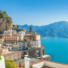 Vue pittoresque d'une ville côtière italienne avec des citronniers, parfaite pour un séjour de dormir chez l'habitant en Italie.