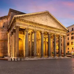 Le Panthéon de Rome, majestueux sous un ciel crépusculaire, se dresse avec ses colonnes imposantes. Un monument antique qui traverse le temps.