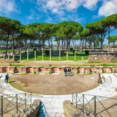 Ruines antiques d'Ostie, près de Rome. L'immense amphithéâtre, bordé de pins parasols, invite à imaginer le passé.