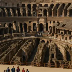 Vue intérieure du Colisée à Roma, vestiges antiques et touristes explorant ce site historique.