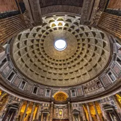 Le dôme du Panthéon de Rome, un chef-d'œuvre architectural, avec son oculus illuminant l'intérieur. Un prix d'architecture inestimable.