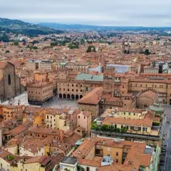 Vue aérienne de Bologne, idéale pour visiter Bologne en 1 jour. La ville est dominée par ses toits de tuiles rouges et ses tours médiévales.