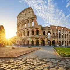 Le Colisée baigné par le soleil matinal, une vision parfaite pour visiter Rome en janvier.