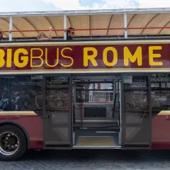 Bus touristique BigBus Rome, idéal pour découvrir la ville. Le prix est abordable pour une expérience mémorable.