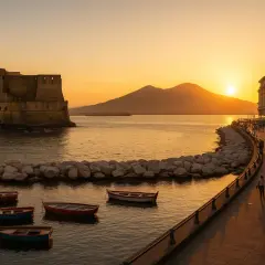 Coucher de soleil à Naples, avec le Vésuve en arrière-plan. La distance Rome-Naples en voiture est une belle escapade.