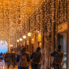 Promenade féerique sous les guirlandes lumineuses, une ambiance magique pour découvrir Venise en décembre.