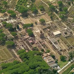 Vue aérienne d'Ostia Antica, vestiges d'une ancienne cité romaine avec ses ruines, ses rues et ses arbres verdoyants.