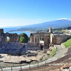 Théâtre antique de Taormine, avec l'Etna enneigé en arrière-plan. Un jour de marché taormina animé, les ruines se dressent fièrement.