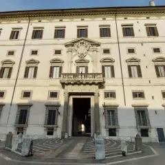 Façade imposante du **Palais Borghese** à Rome, avec ses fenêtres symétriques, son balcon orné et son entrée voûtée.