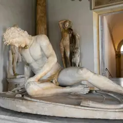 Sculptures antiques au musée du Capitole à Rome. Le tarif d'entrée permet d'admirer ces œuvres.