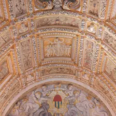 Magnifique peinture ornant le plafond du palais des Doges, avec des fresques détaillées, des figures mythologiques et des ornements dorés.