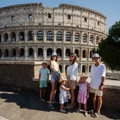 Famille profitant de Rome avec des enfants devant le Colisée.