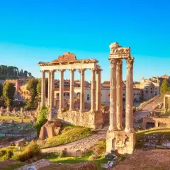 Ruines antiques sur le mont Palatin, vestiges d'un temple romain avec colonnes imposantes. Une visite inoubliable.