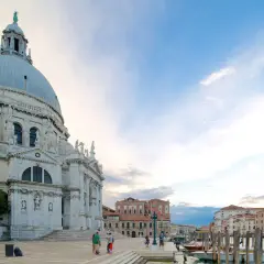 La majestueuse basilique Santa Maria della Salute à Venise, avec ses dômes imposants, se dresse face au Grand Canal.