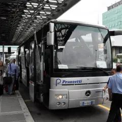 Des voyageurs attendent le bus Pranzetti pour Fiumicino.