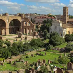 Vue panoramique du Forum Romain, idéal pour un séjour à Rome en 2 jours. Ruines antiques, églises et le Colisée en arrière-plan.
