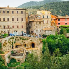 Vue d'ensemble de la Villa Gregoriana, avec ses bâtiments anciens, ses ruines et sa végétation luxuriante.