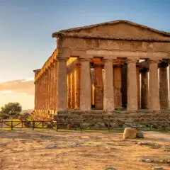 Temple de la Concorde à Agrigente, Sicile, baigné par la lumière dorée du soleil couchant.