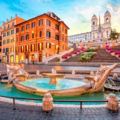 Fontaine de la Barcaccia et escaliers de la Trinité-des-Monts à Spagna, Rome, au lever du soleil.