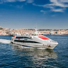 Le ferry SNAV Orion navigue dans la baie de Naples, prêt à traverser la Méditerranée, peut-être vers Marseille.