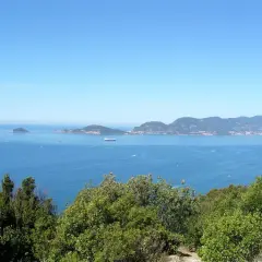 Vue depuis Punta Corvo sur la mer bleue, des îles et des collines verdoyantes.