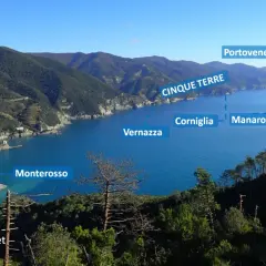 Vue panoramique des Cinque Terre, avec Monterosso, Vernazza, Corniglia, Manarola, Riomaggiore et Punta Mesco.
